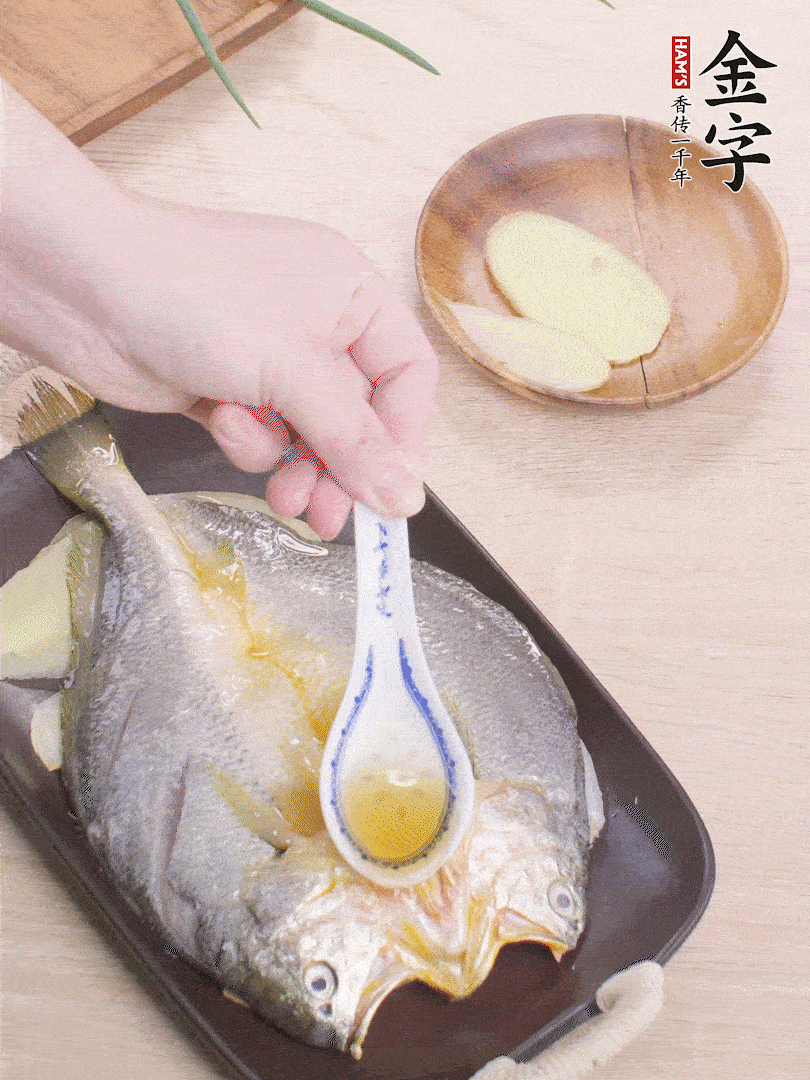 盤底鋪姜片，放黃魚，淋2勺料酒。