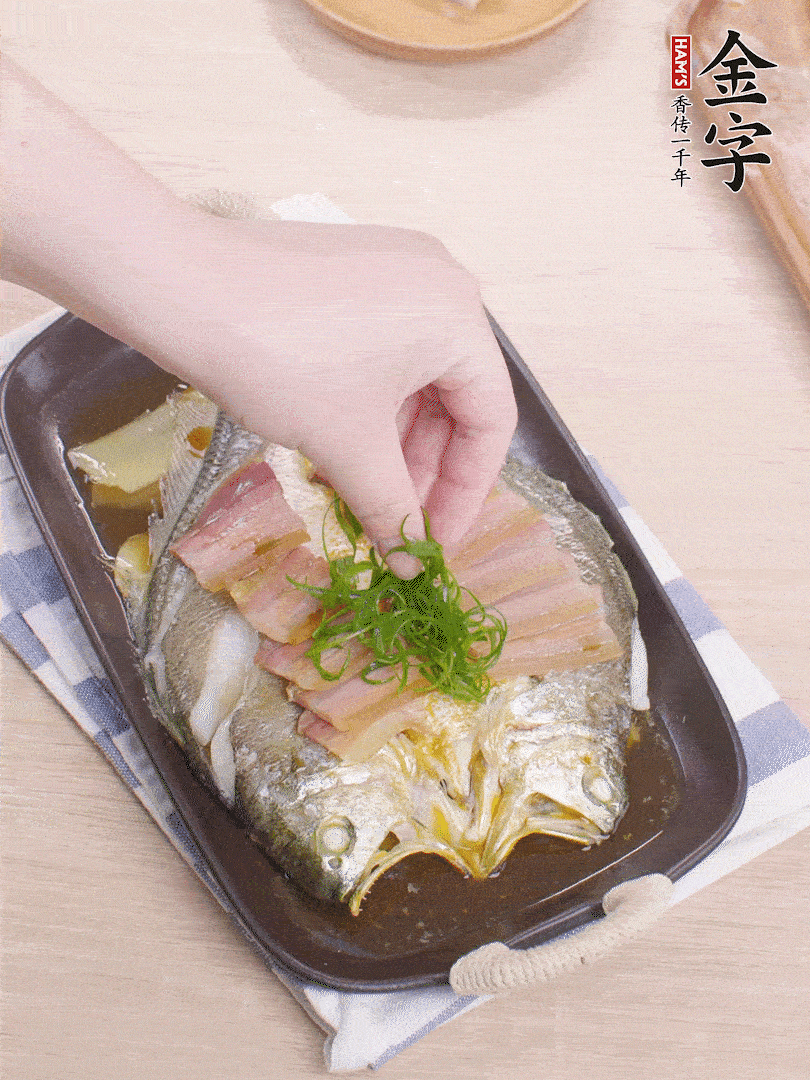 取出姜蔥，淋2勺蒸魚豉油，擺蔥絲。