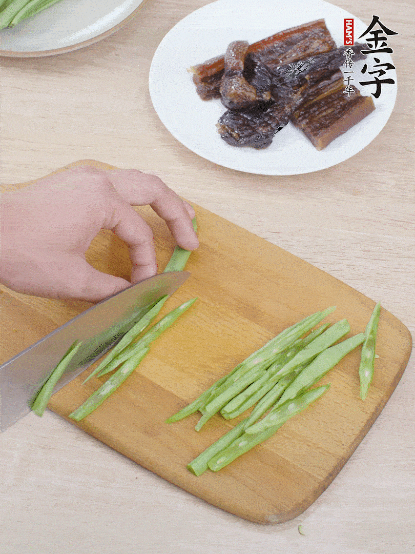 四季豆切絲。