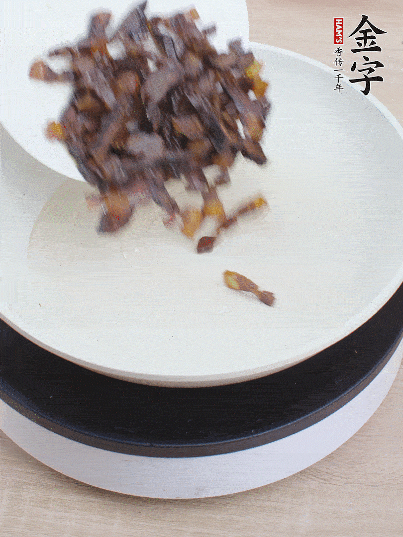 油熱倒醬油肉，編出香味。