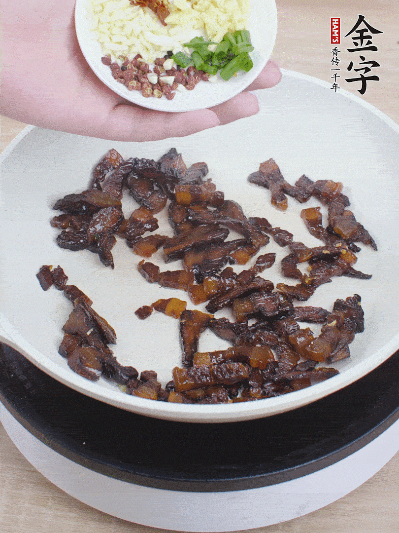 下蔥姜蒜、干辣椒、花椒粒炒香。