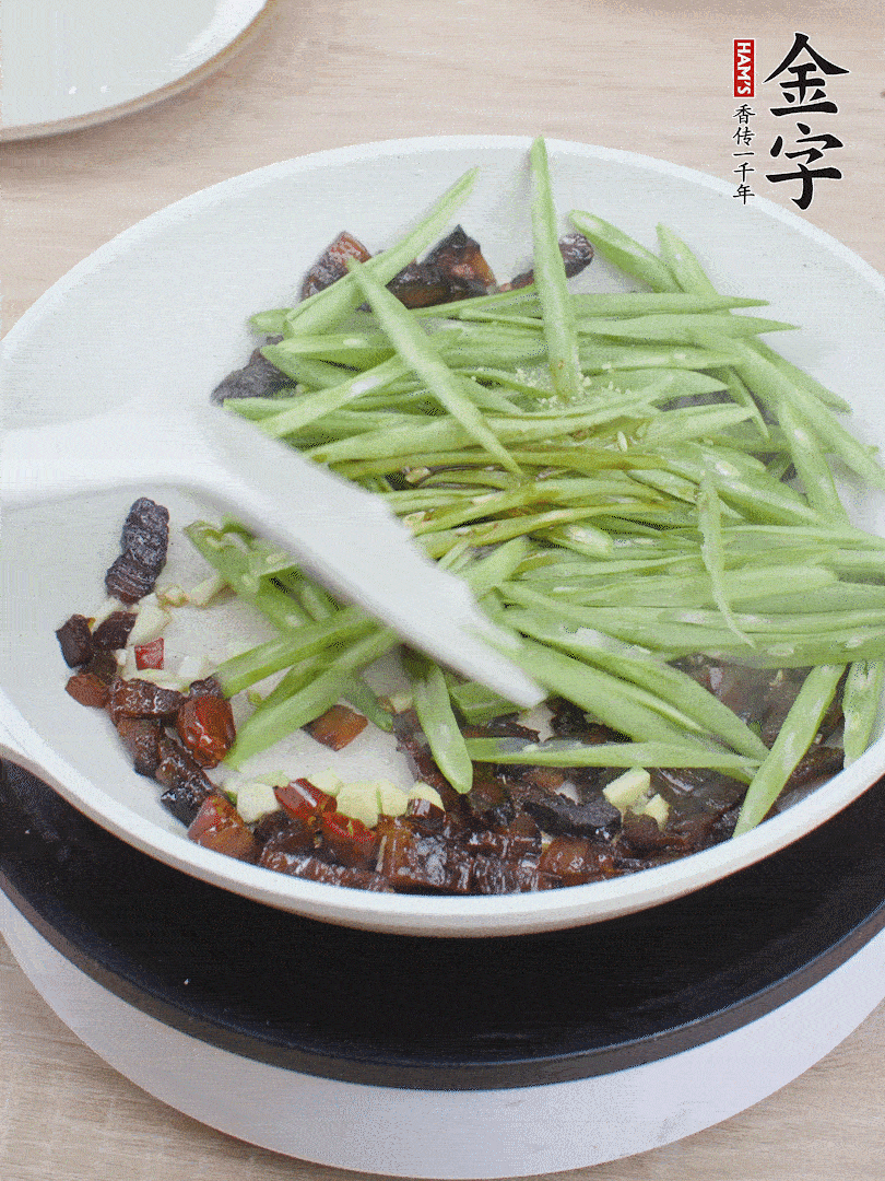 下豆角，生抽、雞精調(diào)味，炒到斷生。