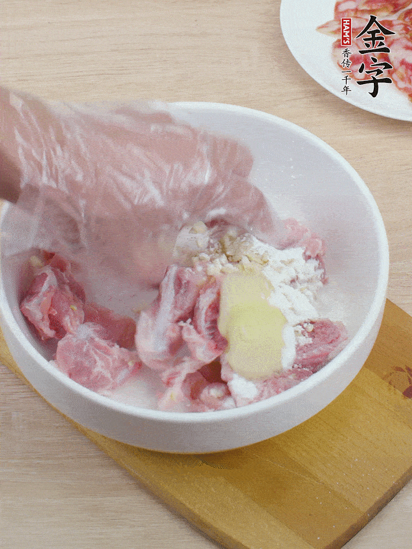 洗凈的小排，加鹽、姜、蒜末、淀粉、胡椒粉抓勻，腌制15分鐘。