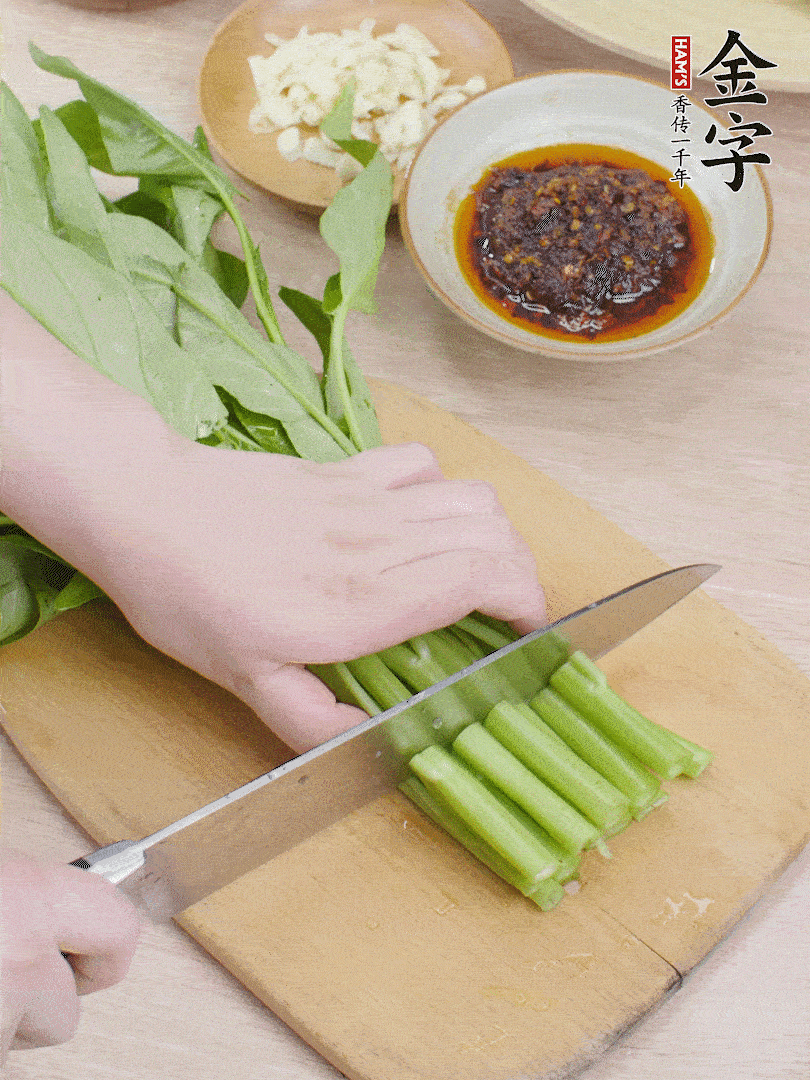 空心菜切段，大蒜拍碎切末。