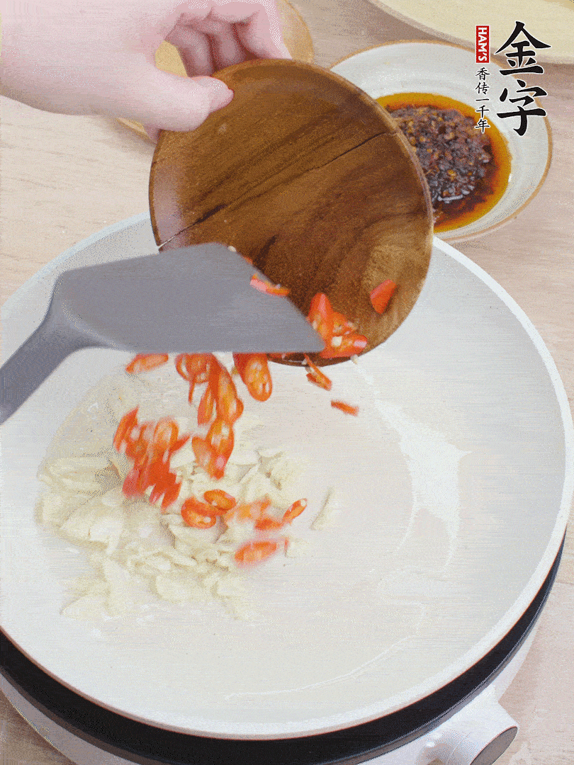 油熱煸香蒜末、辣椒。