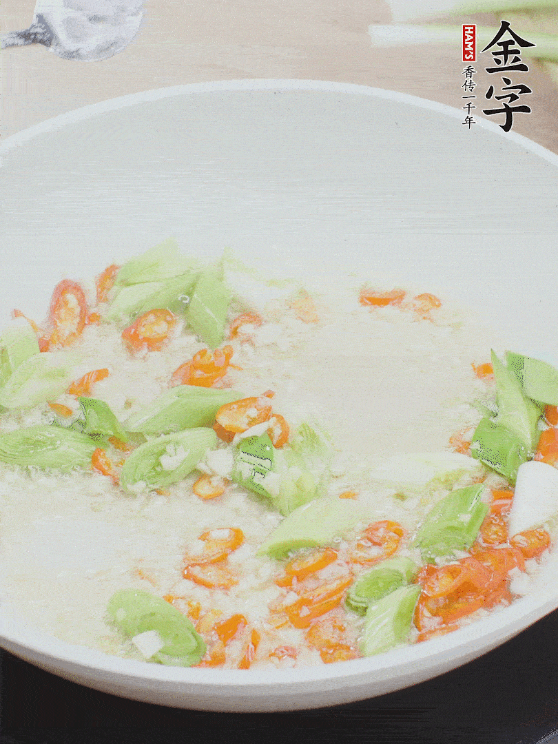 油5成熱時(shí)，下蒜末、辣椒、蒜白煸炒。