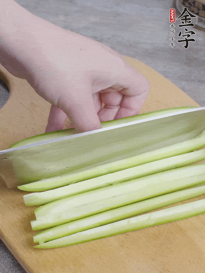 西葫蘆對半切，去瓤切條。