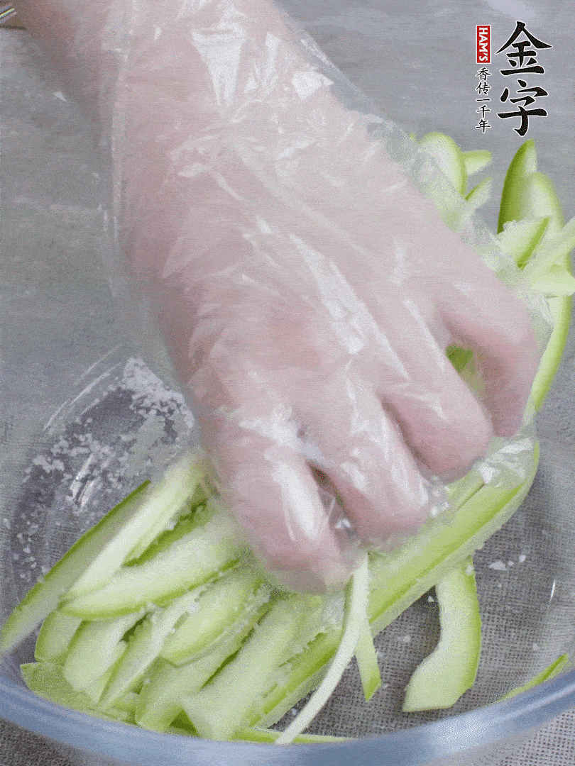 加鹽腌制15分鐘，清洗后擠干水份。