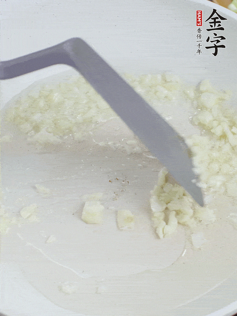 冷鍋熱油，下大蒜煎至兩面微黃。