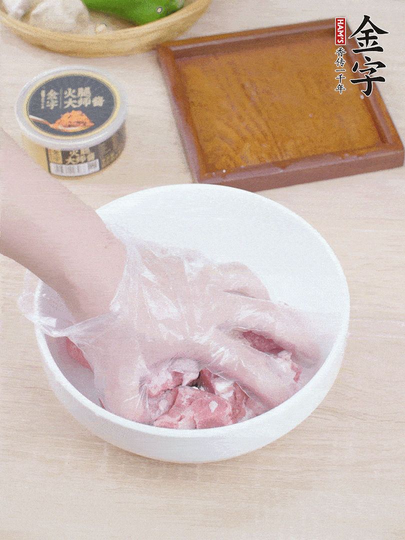 豬小排，加1勺料酒、1勺蠔油、1/3勺白胡椒粉、淀粉，抓拌均勻腌漬30分鐘。青椒去蒂去籽切塊。洋蔥去皮切塊。