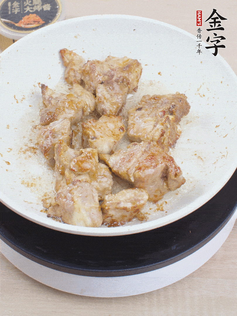 油4成熱，下小排煎炒至邊緣微微發(fā)焦。