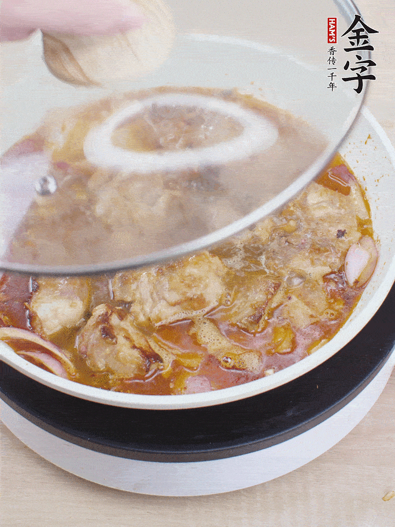 下小排翻炒，加1勺生抽、1點白砂糖和少許水燜2分鐘。