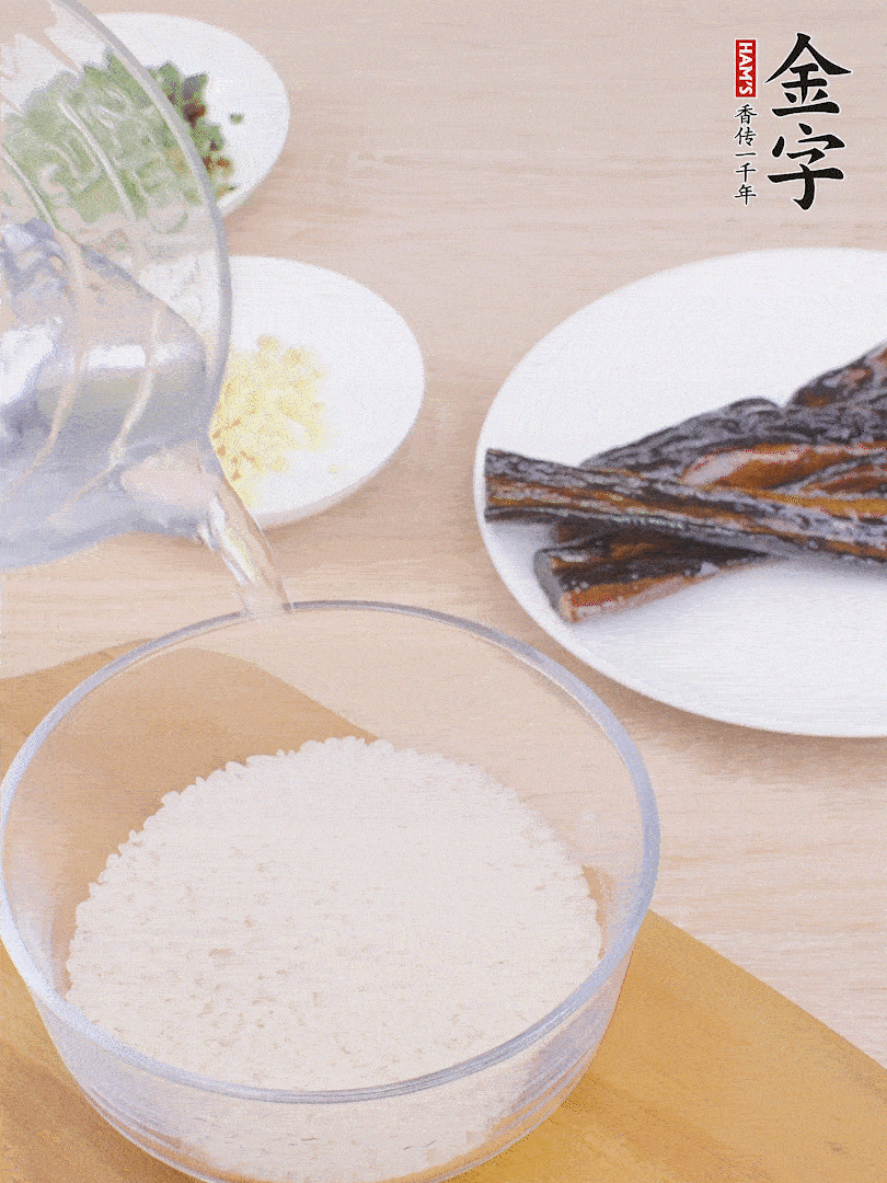 大米提前用清水浸泡1小時。