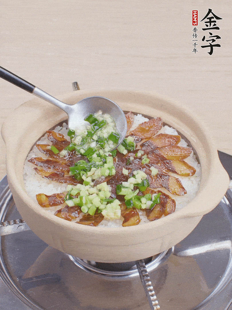 倒蔥姜醬再燜1分鐘。（也可以淋點生抽）