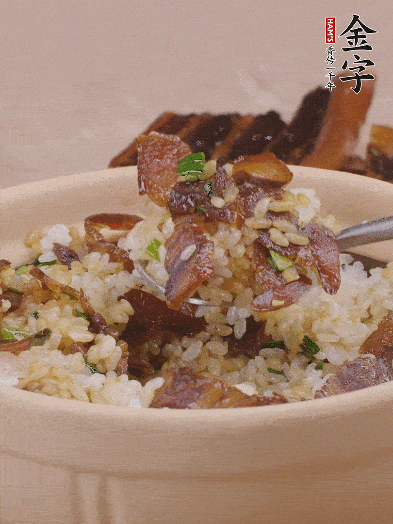 揭蓋后撒點蔥花裝飾，趁熱拌勻。