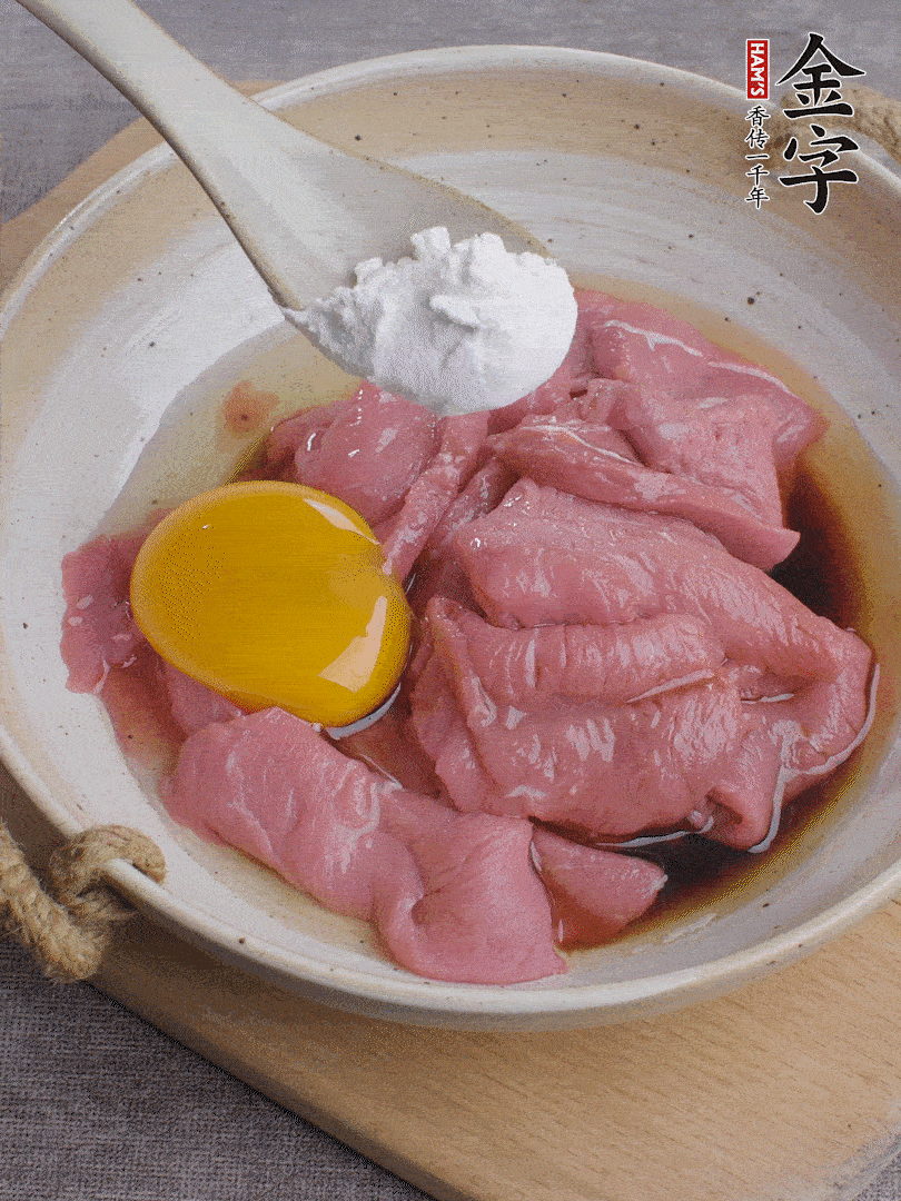牛肉切片，雞蛋1個(gè)、水2勺、料酒1/2勺、生抽1/2勺、生粉1勺腌15分鐘。