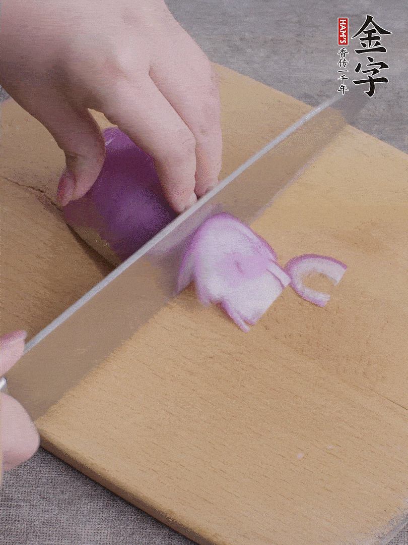 洋蔥切絲、蔥切段。