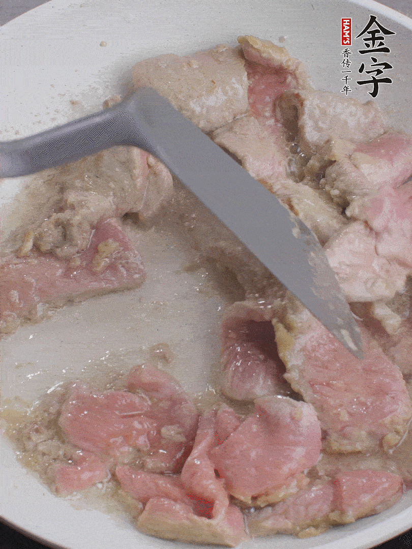鍋中少油，下牛肉炒至變色。（盛出來）