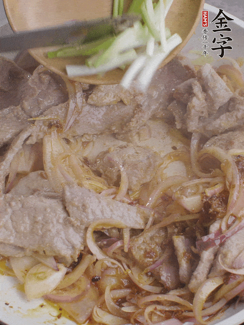 下牛肉、蔥段快炒。