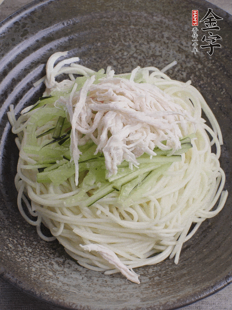 堿水面（熟）倒入大碗中，鋪上黃瓜絲、雞絲。