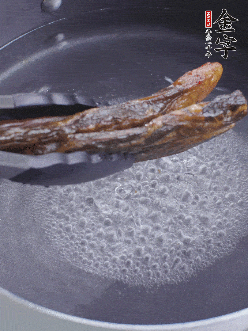 金字醬油肉水煮15分鐘，切薄片。