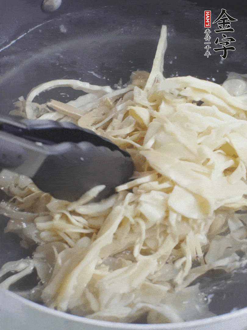 糯米筍焯水1分鐘，過涼水，擠干水份。