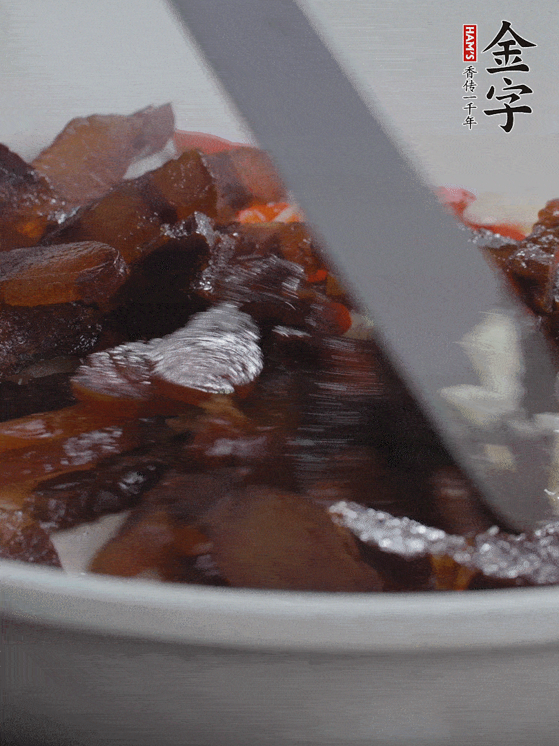 下醬油肉，煸出油脂。