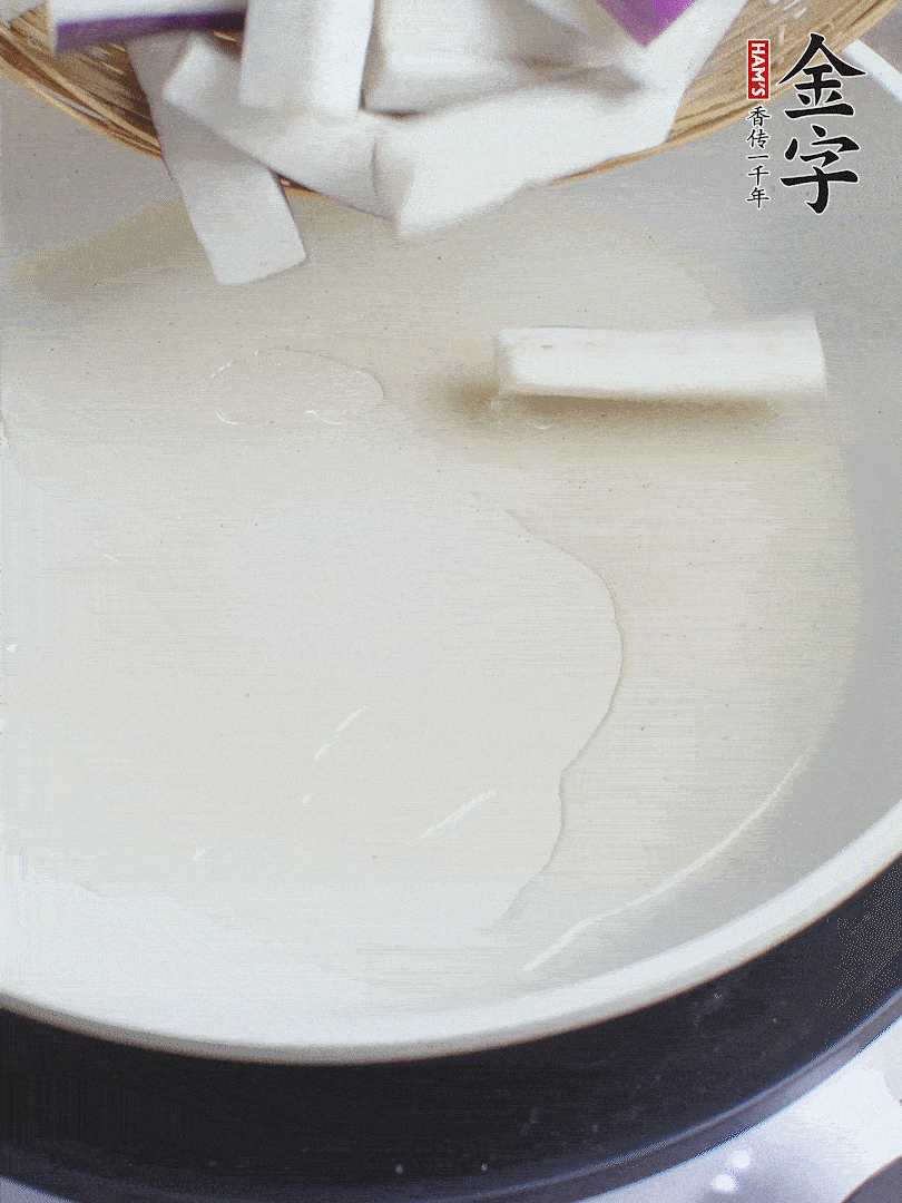 杭茄洗凈去蒂，縱向剖成4份，切成長10cm左右的段。白洋蔥切絲?？谀⑾磧羧サ舯?。紅椒切菱形片。