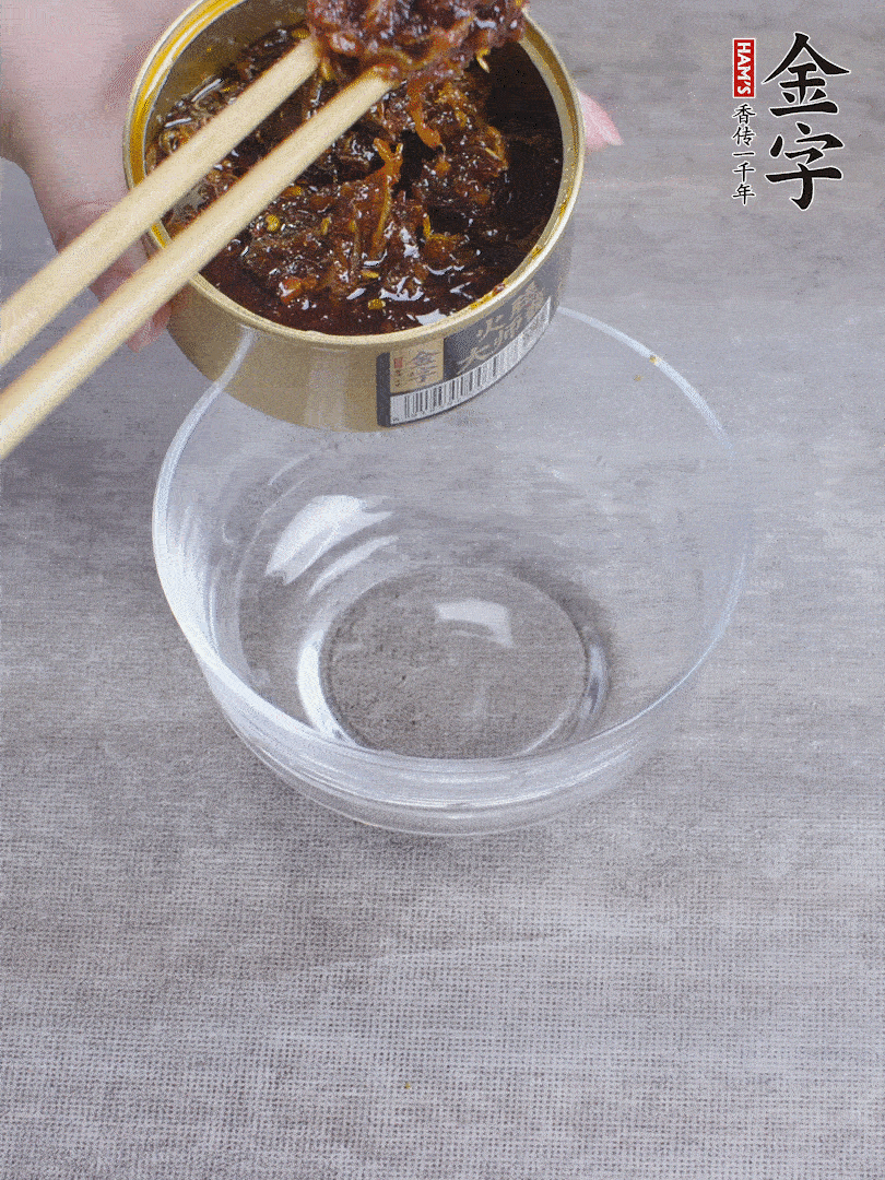 金字火腿大師醬2勺、醬油1勺、白砂糖1/2勺調(diào)勻。
