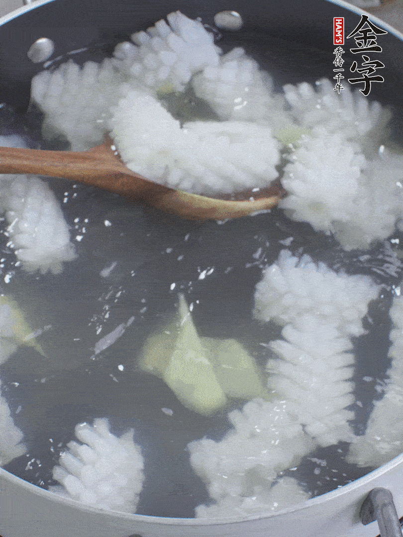 魷魚(yú)解凍后，加姜片、料酒汆燙30秒。