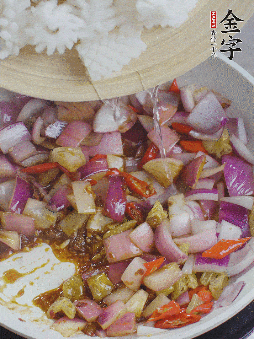 下魷魚(yú)花，2勺料酒炒勻。