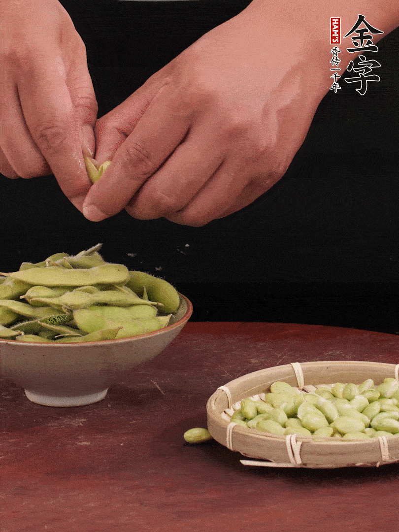 新鮮毛豆剝殼。