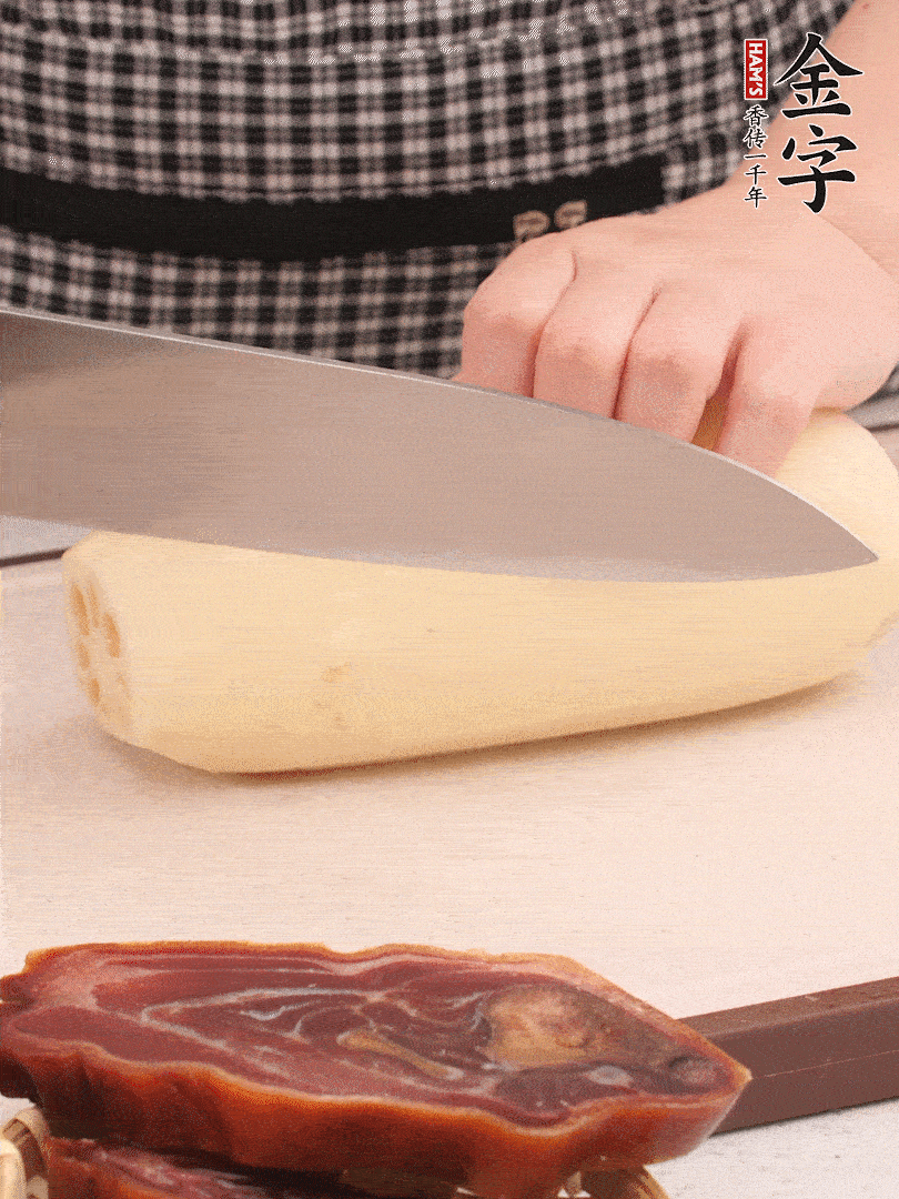 蓮藕削皮切塊。