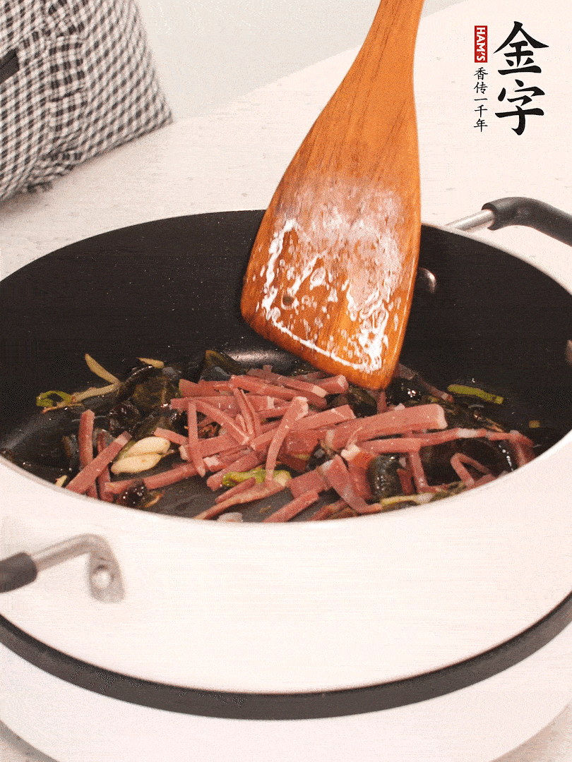 加入火腿煸炒一會(huì)，倒入開水燉煮15分鐘。