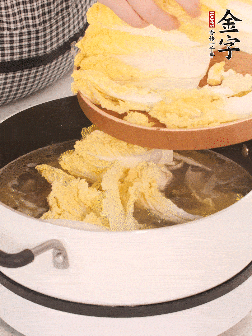 放入娃娃菜、金針菇再燉煮5分鐘。