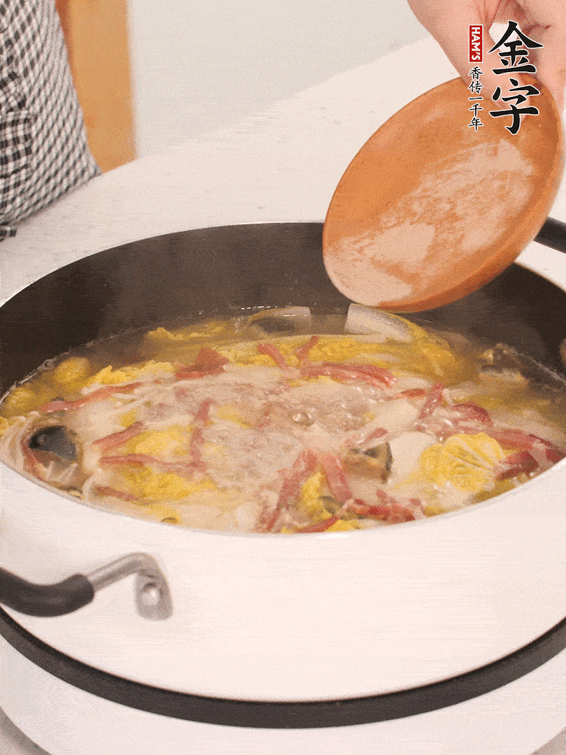 加適量的白胡椒調(diào)味。