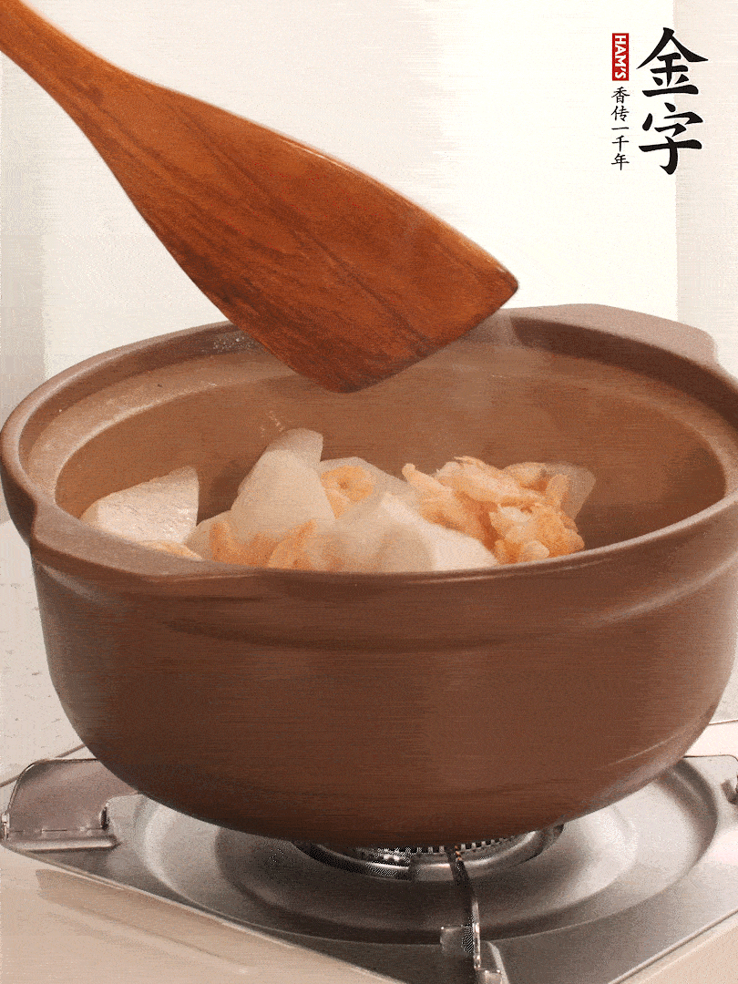 放白蘿卜、海米煸炒1-2分鐘，白蘿卜一定要先炒過再燉湯，香味更足。