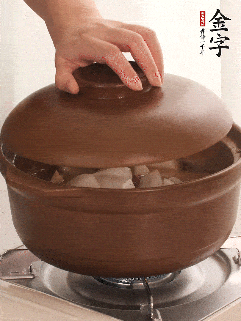 倒沒過食材的熱水，大火燒開。蓋上蓋子轉(zhuǎn)中小火，燉15-20分鐘。等蘿卜煮到喜歡的軟爛度就可以關(guān)火。