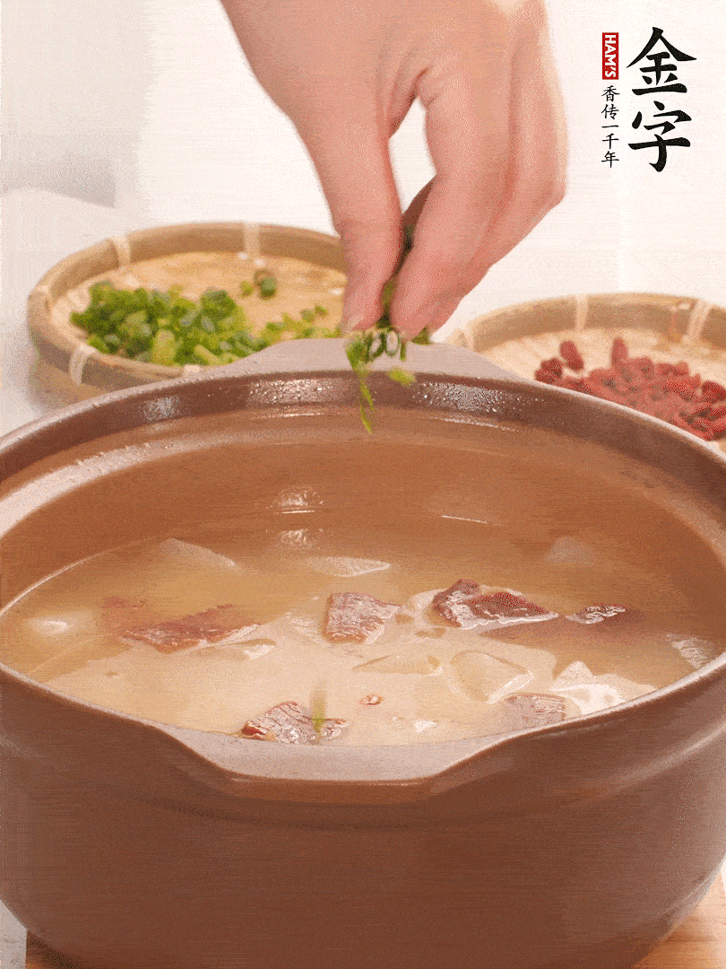 最后點(diǎn)綴點(diǎn)小蔥花、枸杞，增色提味。
