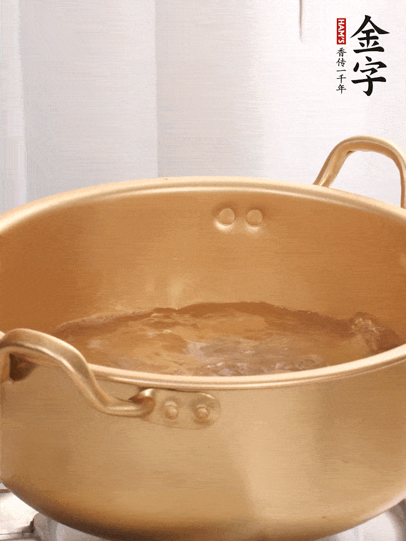 排骨加姜片、料酒，冷水下鍋焯水，撇去浮沫。