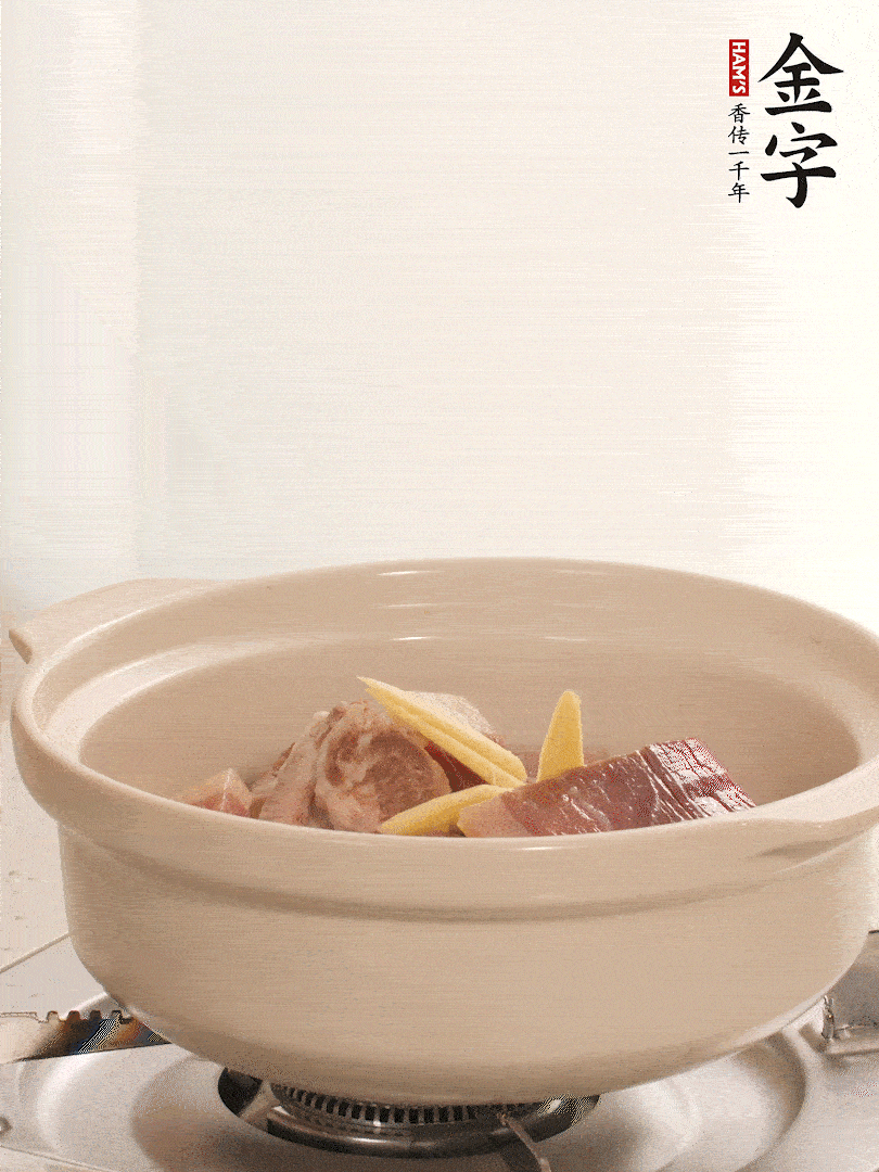 湯鍋放入排骨、火腿、姜，加適量水。煮開后轉(zhuǎn)小火燉40分鐘。