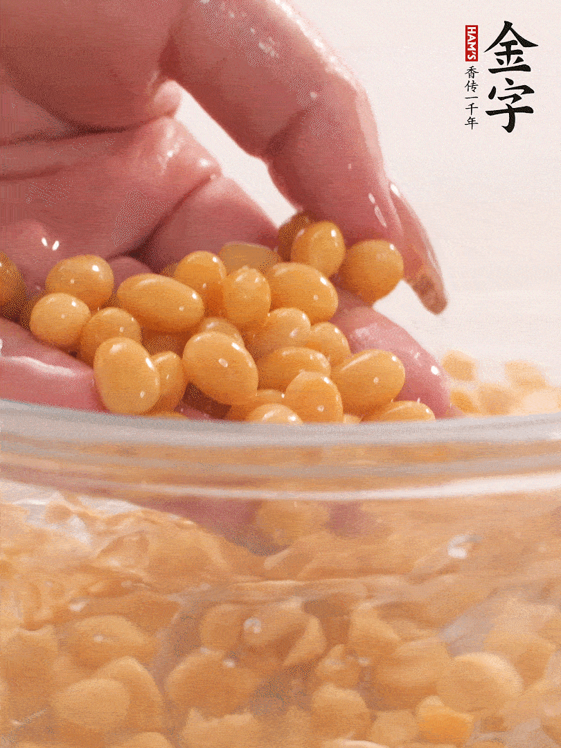 黃豆浸泡2小時，充分泡發(fā)，挑出干癟的不要。