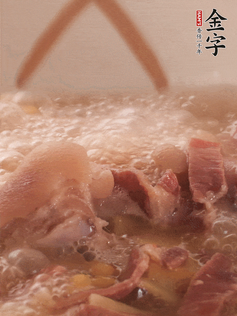 大火將水煮開后，蓋上鍋蓋，轉(zhuǎn)小火慢燉1個半小時。