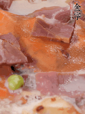 放適量料酒、清水煮到沸騰，再下蟹塊燜煮8分鐘。