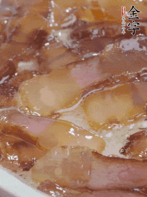 油5成熱，醬油肉煸香。