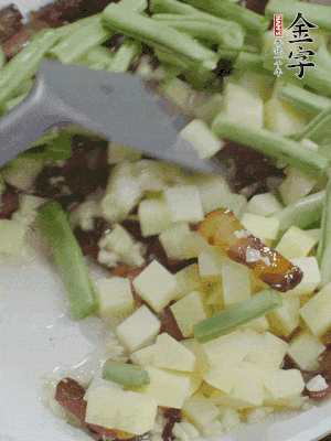 下蒜末、豆角、土豆塊翻炒。