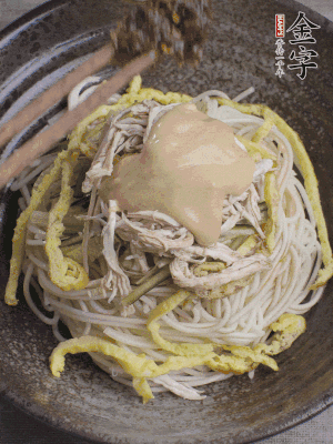 生抽1勺、醋1勺、芝麻醬1勺、金字火腿大師醬1勺。