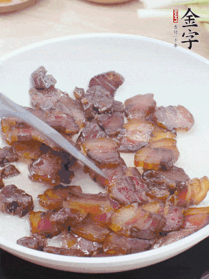 熱鍋少油，醬油肉煸出油脂，盛出。