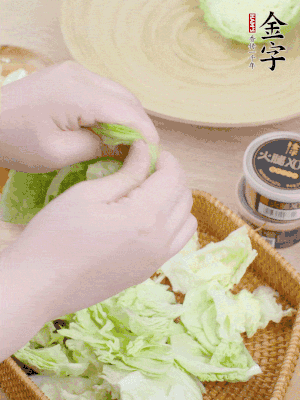 卷心菜掰成小片。
