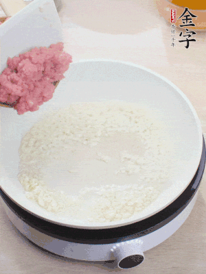 下火腿片、筍干均勻翻炒后，加2勺料酒、適量清水。